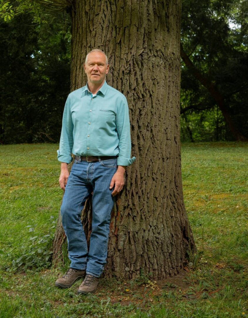 Haus vorm Baum Hans Glattkowski vor einem Baum
