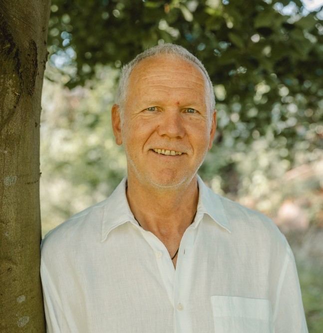 Portrait Baum lachend hans glattkowski maennercoach