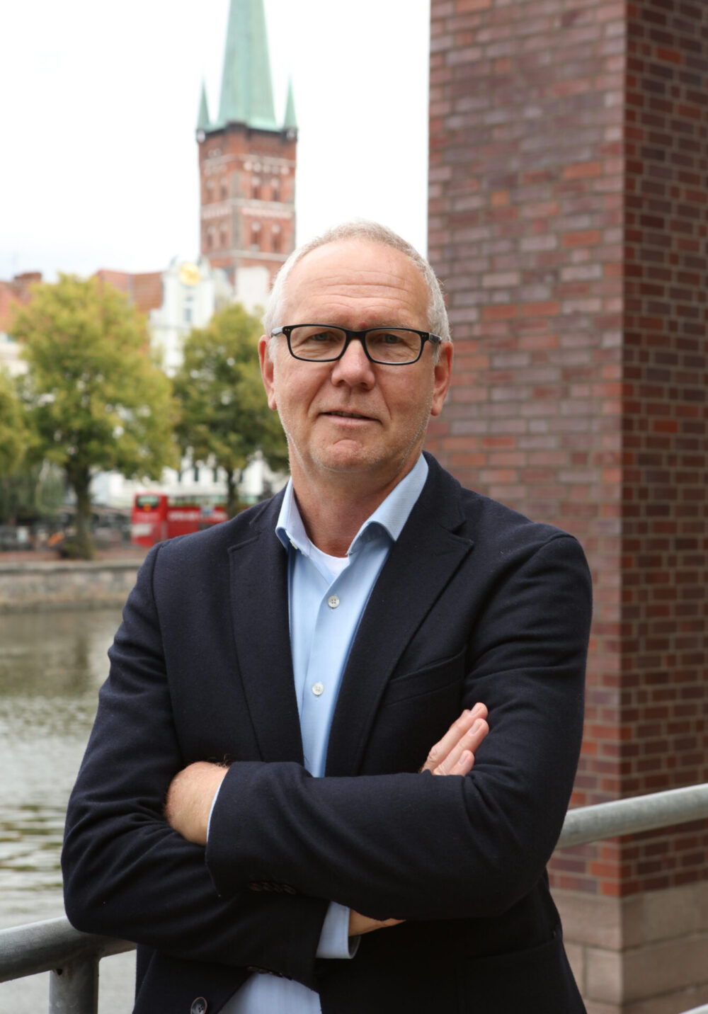 Männercoach Dr. Hans Glattkowski im Business outfit , im Hintergrund der Kirchturm von St. Petri